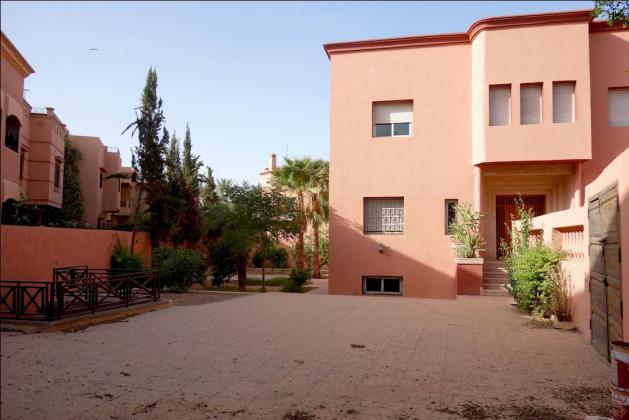 Grande villa style moderne à usage commercial situé à Laksour